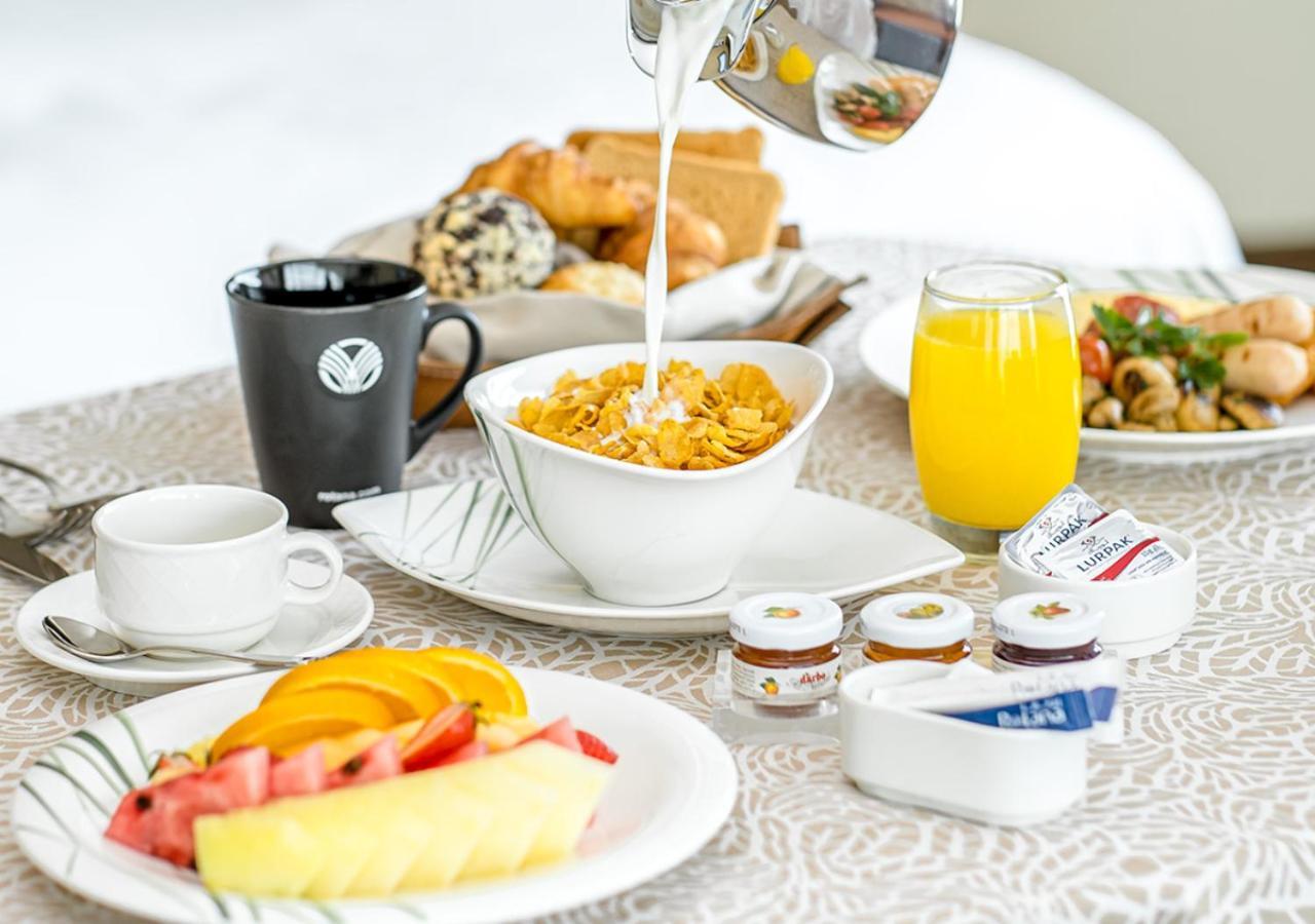 City Centre Rotana Doha Exterior foto A continental breakfast