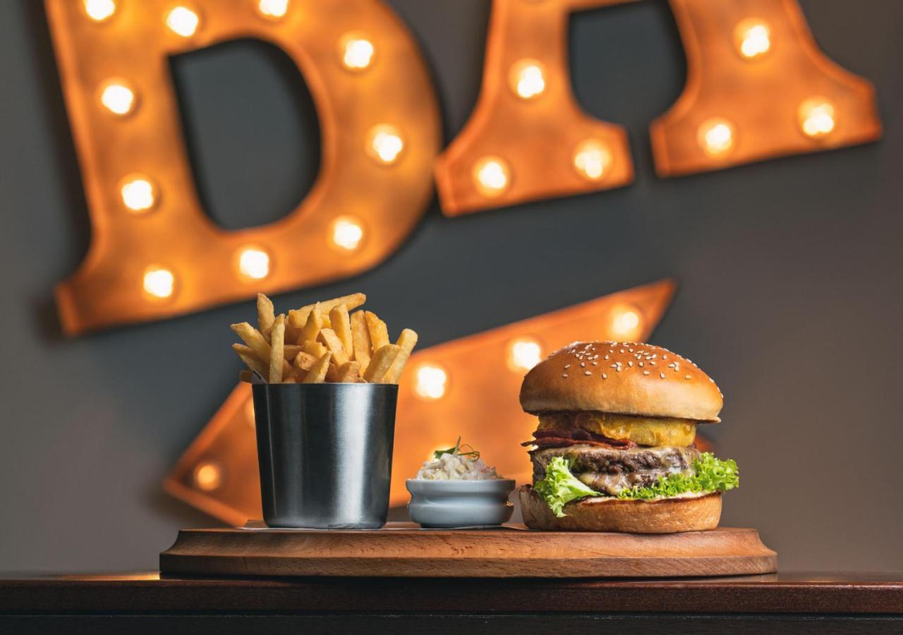 City Centre Rotana Doha Exterior foto Burger and fries