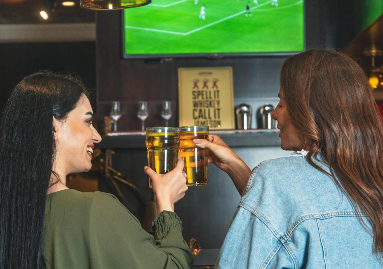 City Centre Rotana Doha Exterior foto Two women drinking beer