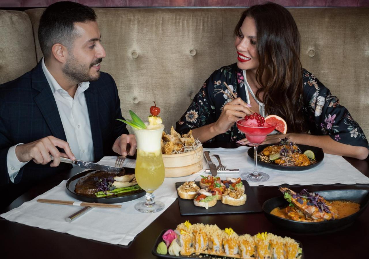 City Centre Rotana Doha Exterior foto A couple dining at a restaurant