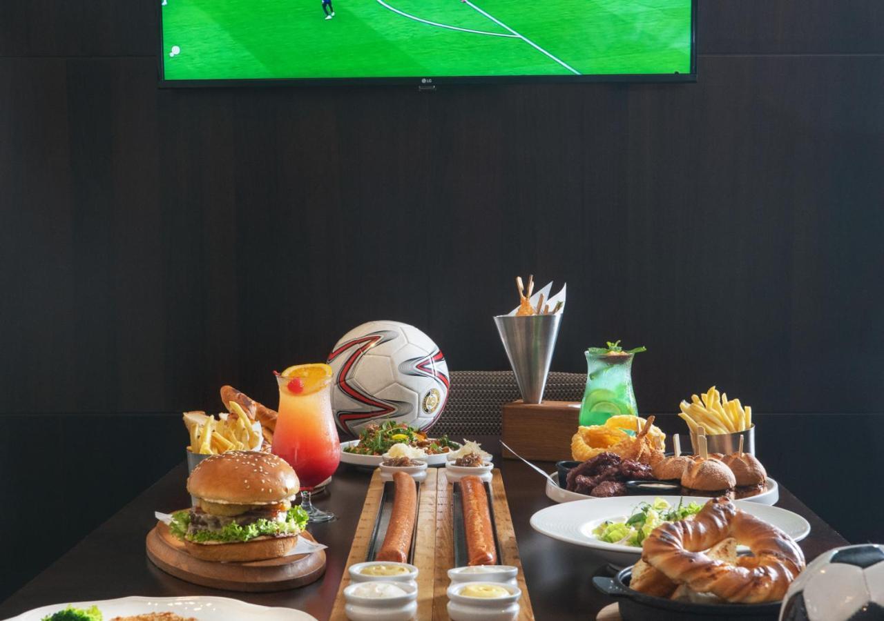 City Centre Rotana Doha Exterior foto A typical sports bar menu