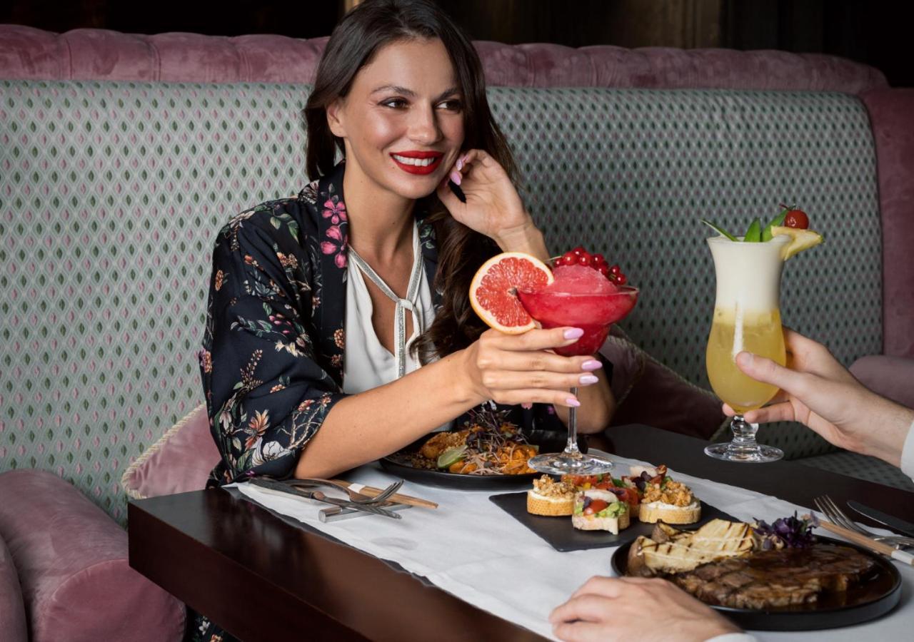 City Centre Rotana Doha Exterior foto A woman dining