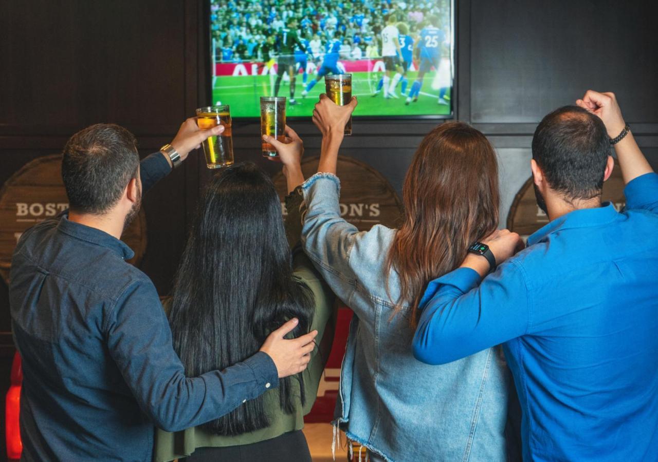 City Centre Rotana Doha Exterior foto Watching a match at a sports bar