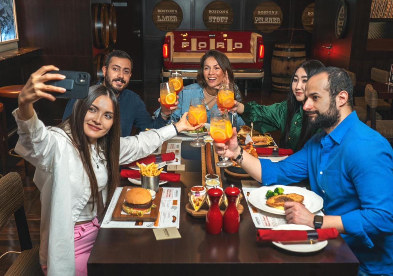 City Centre Rotana Doha Exterior foto Customers at a restaurant
