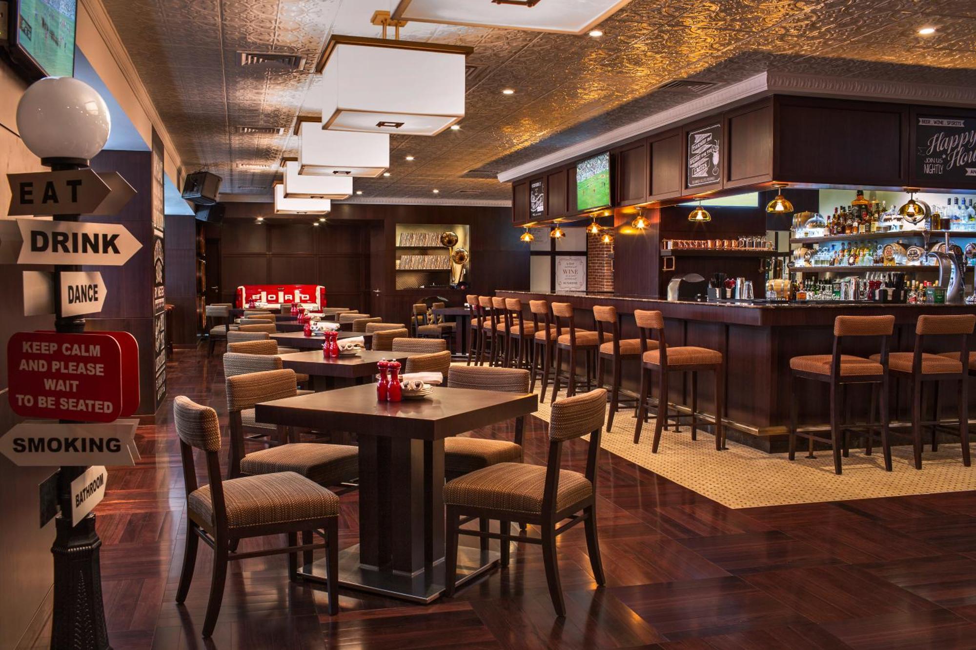 City Centre Rotana Doha Exterior foto The interior of a typical bar