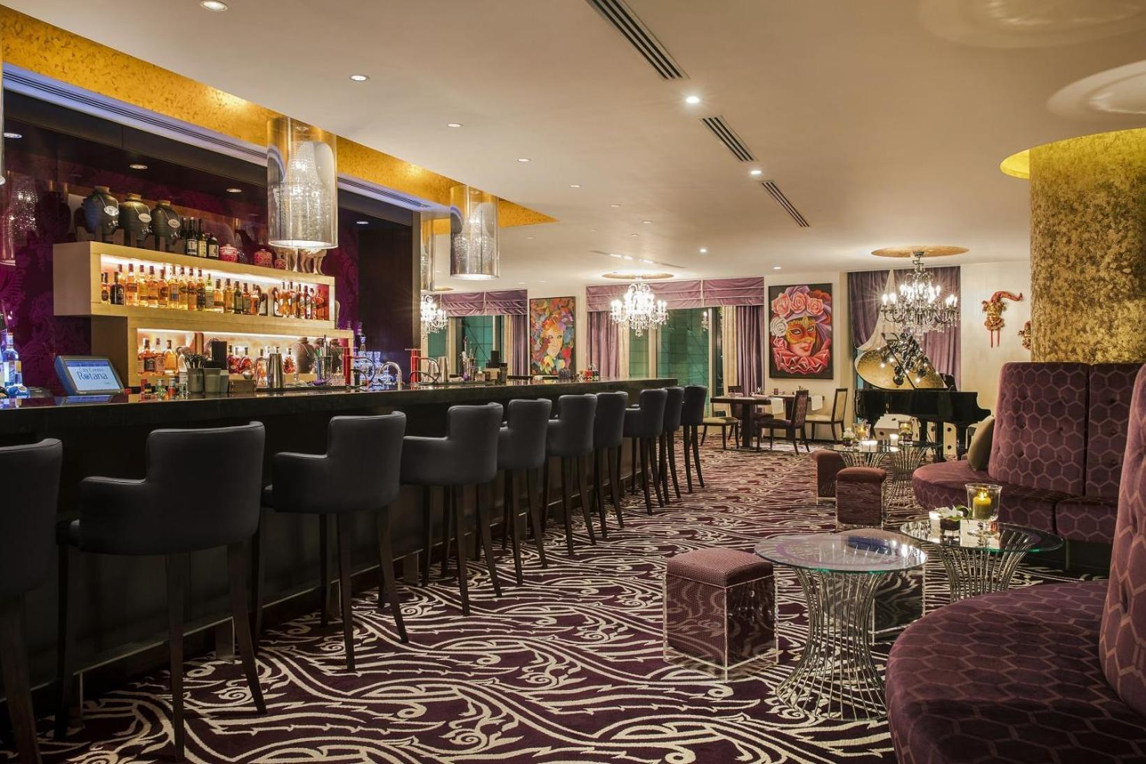 City Centre Rotana Doha Exterior foto The bar at the Mandarin Oriental, London