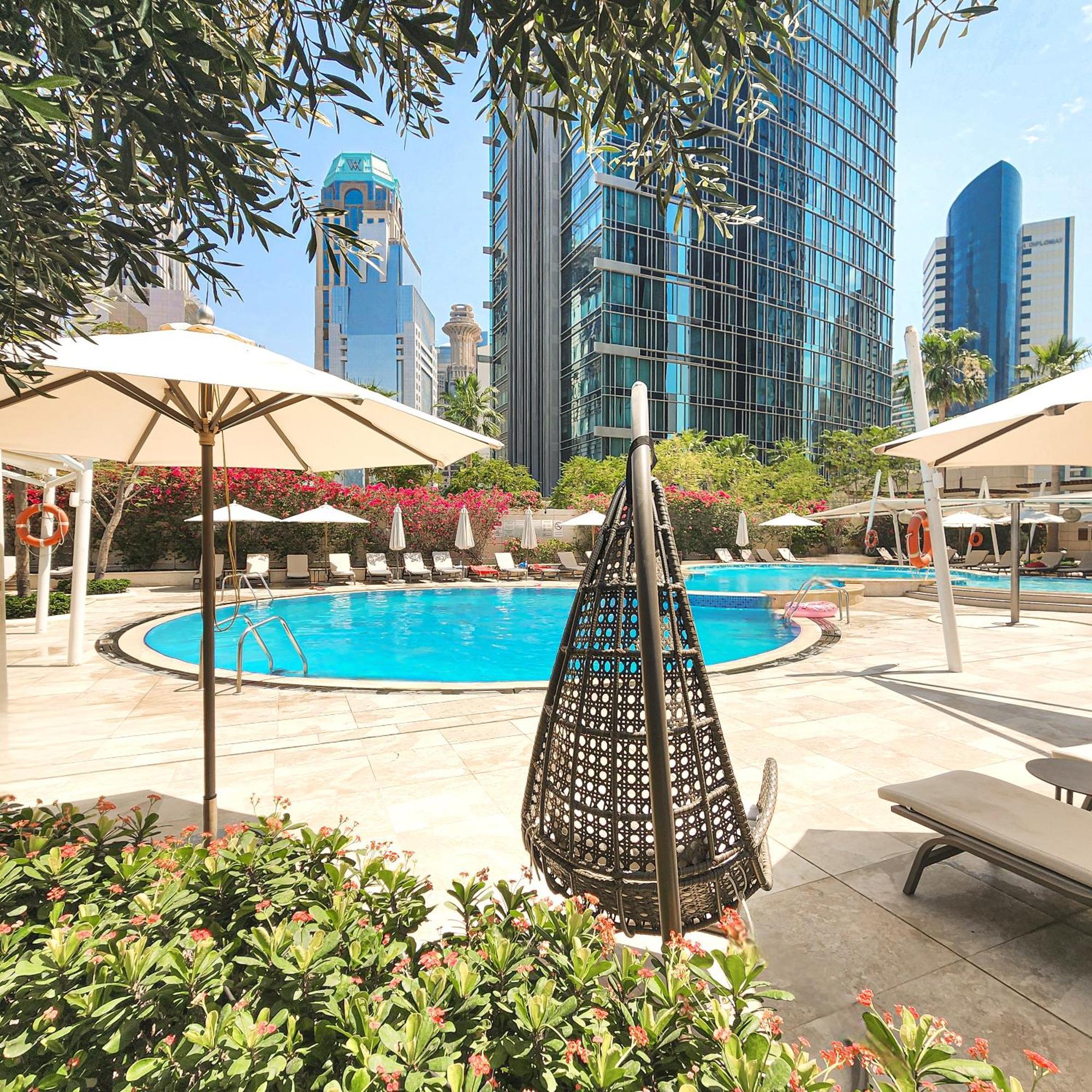 City Centre Rotana Doha Exterior foto The swimming pool at the hotel