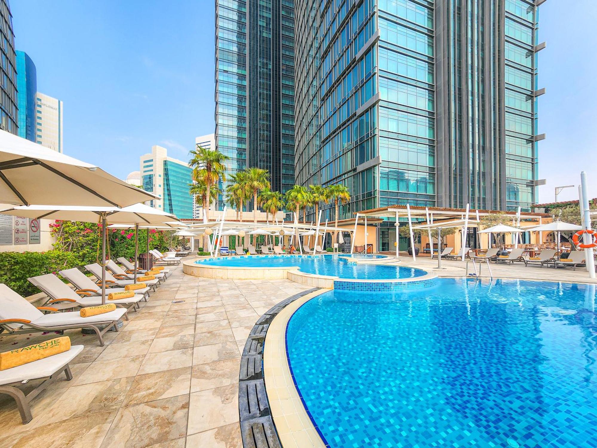 City Centre Rotana Doha Exterior foto The swimming pool at the hotel