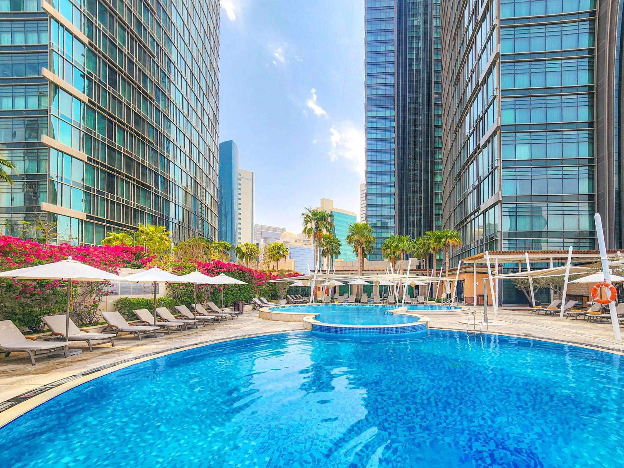 City Centre Rotana Doha Exterior foto The swimming pool at the hotel