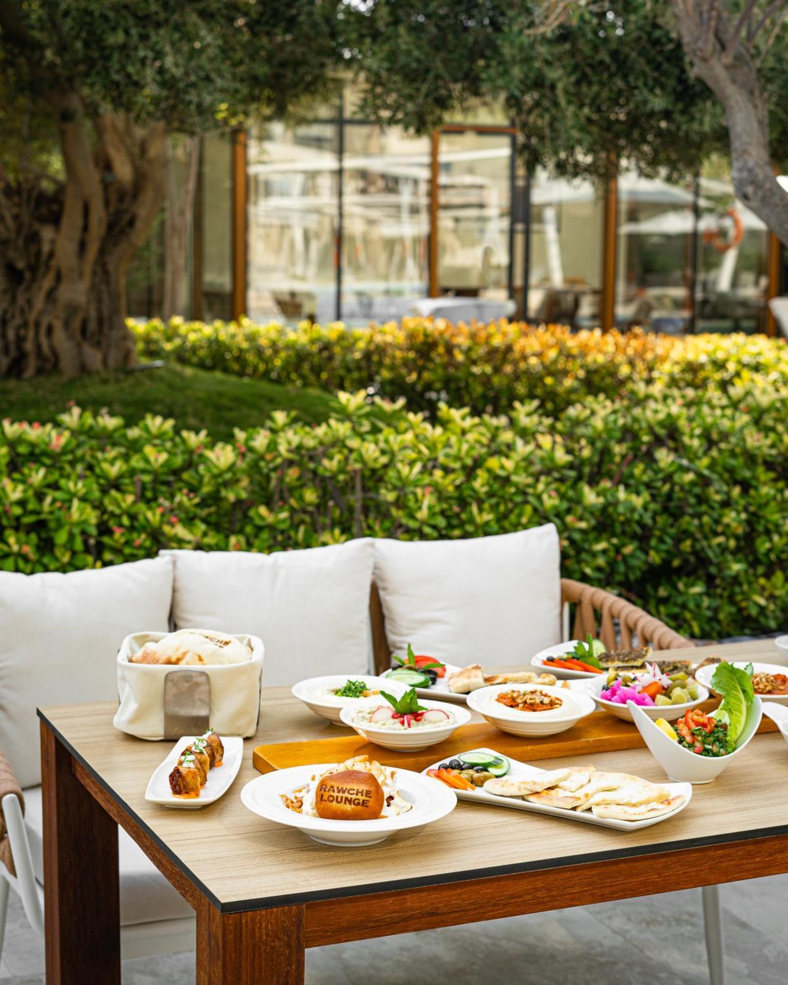 City Centre Rotana Doha Exterior foto A selection of dishes at the restaurant