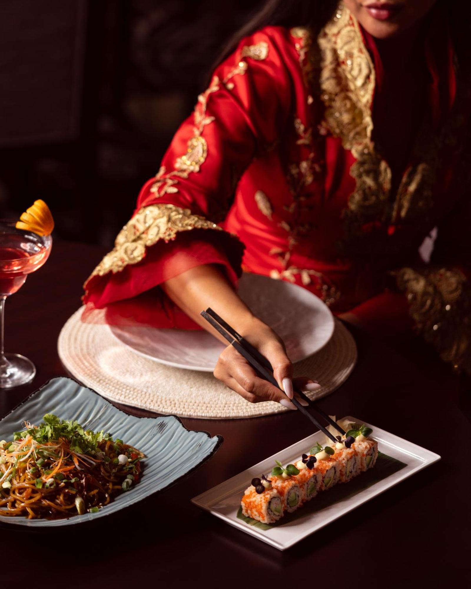 City Centre Rotana Doha Exterior foto A woman using chopsticks