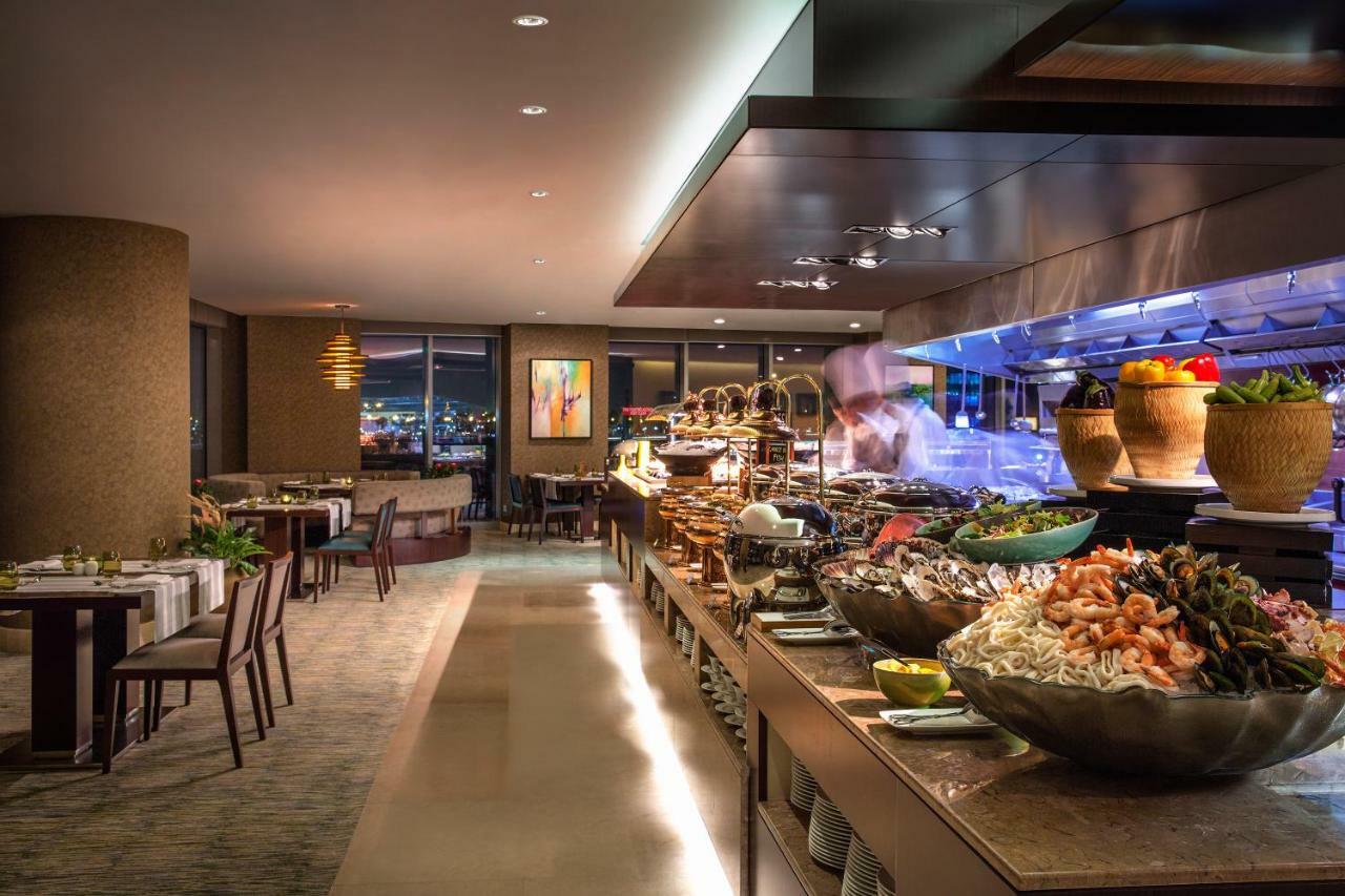 City Centre Rotana Doha Exterior foto The buffet at the restaurant